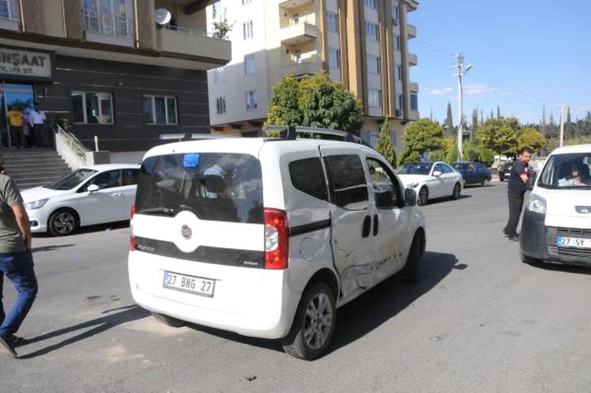 Hafif Ticari Araç, Otomobille Çarpıştı: 3\'ü Öğrenci, 4 Yaralı