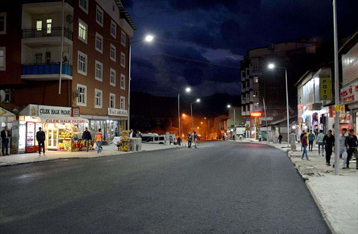 Hakkari\'de Yol Asfaltlama Çalışması