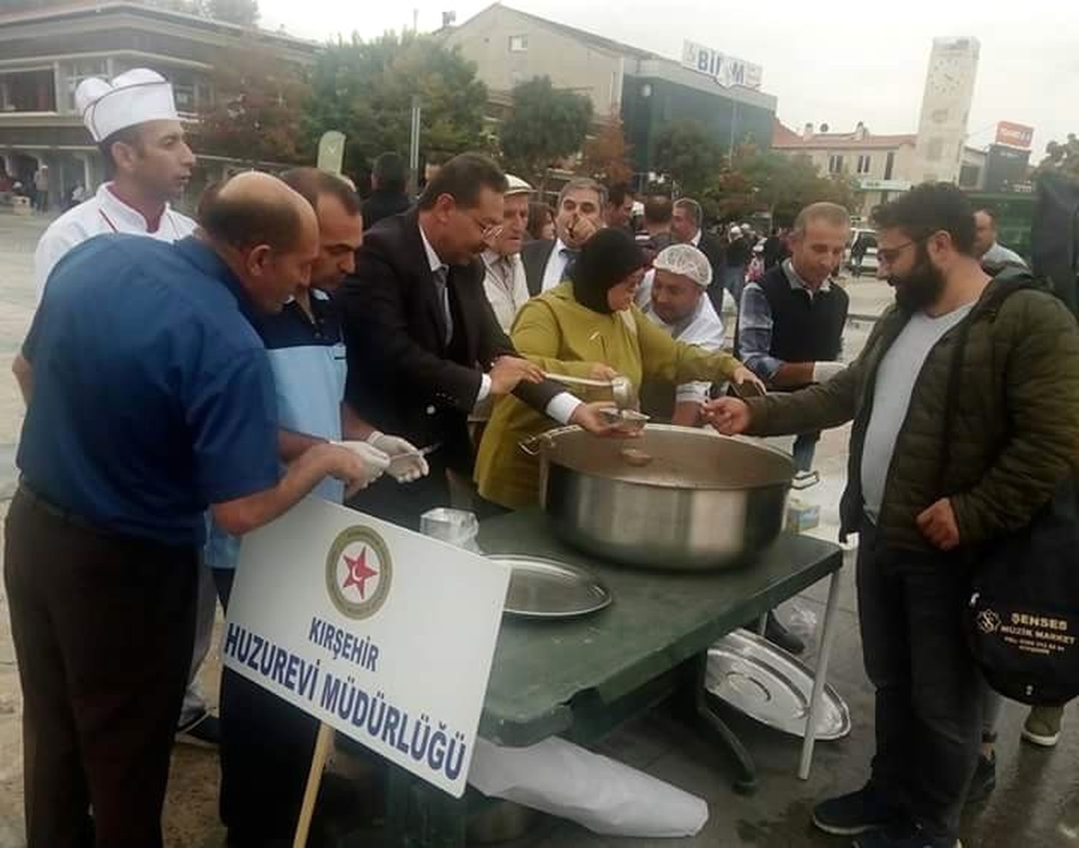 Huzurevi Yaşlıları Muharrem Ayı Nedeni ile Aşure Yapıp Dağıttı