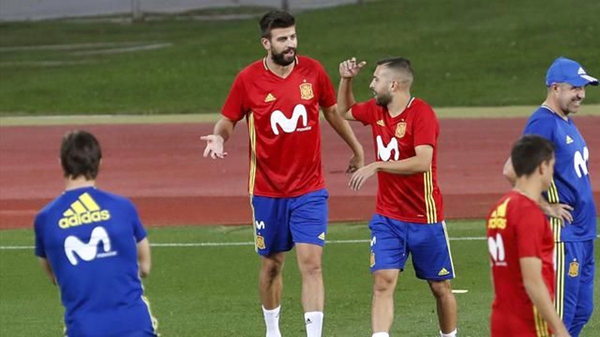 İspanya Antrenmanında Piqué\'ye Sert Protesto