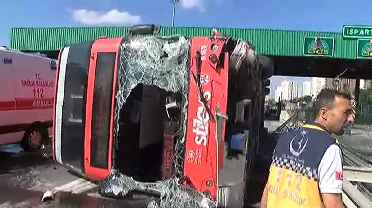 İstanbul\'da Çift Katlı Halk Otobüsü Devrildi