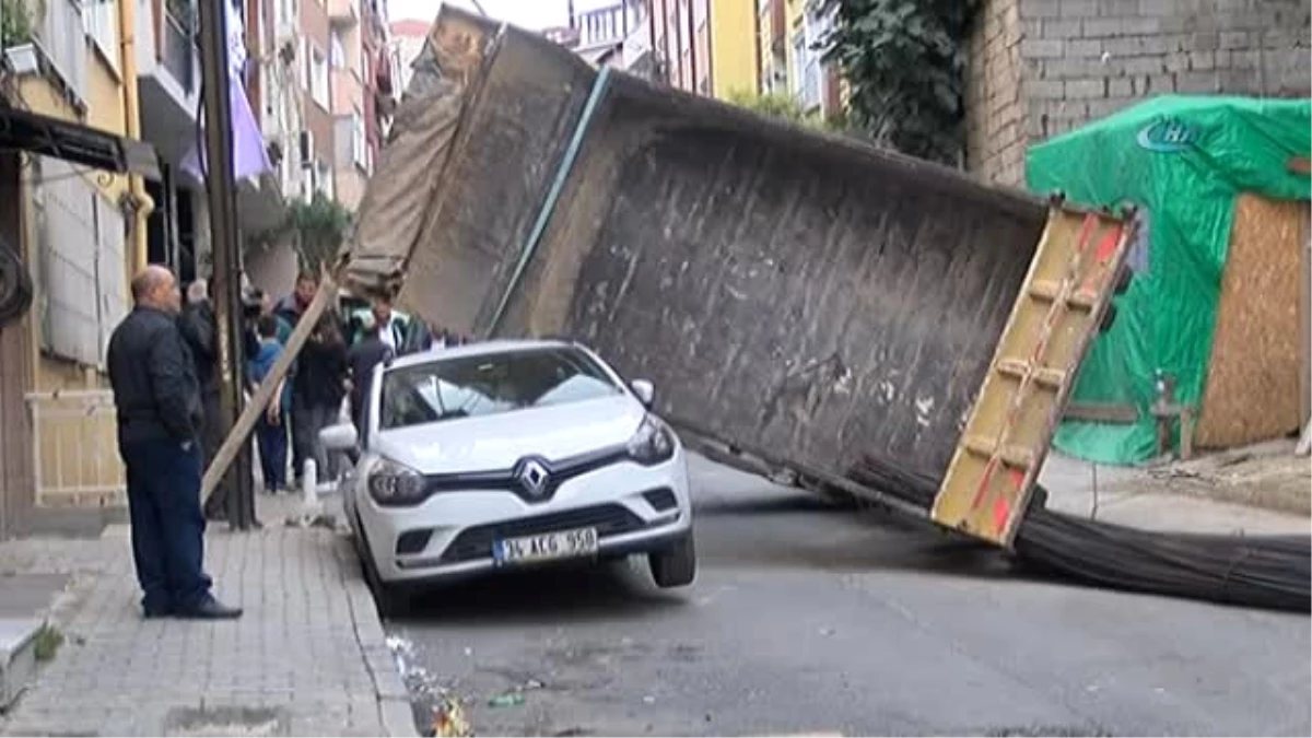 İstanbul\'da Faciadan Dönüldü... Çağlayan\'da Kamyonet Otomobilin Üzerine Devrildi