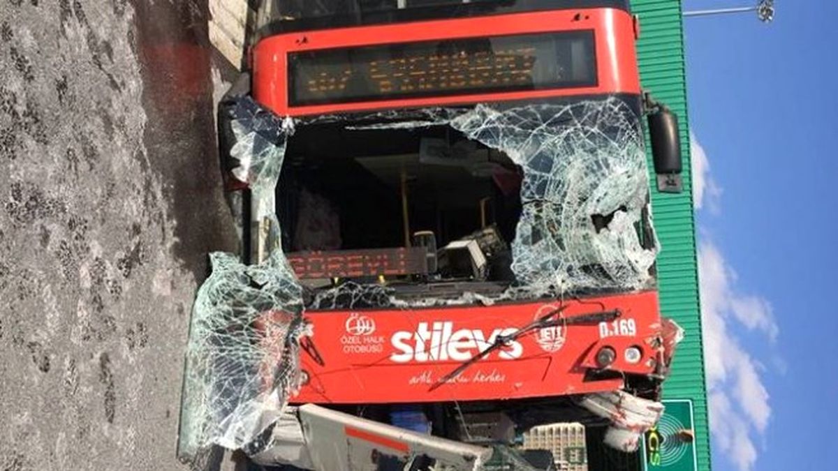 İstanbul\'da İki Katlı Halk Otobüsü Devrildi