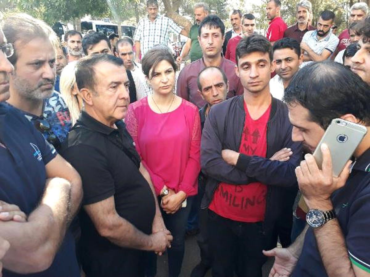 İşten Çıkarılınca Oturma Eylemi Başlatan Gruba CHP\'den Destek Ziyareti