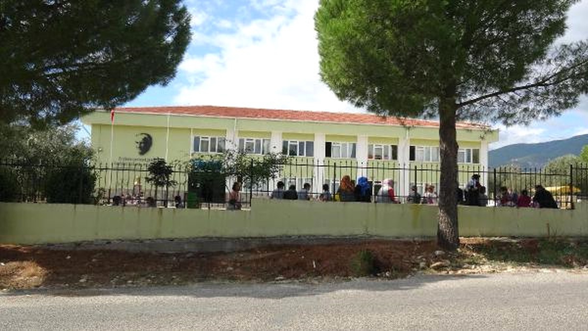 Kantinsiz Okulda Öğrenciler Yemeklerini Bahçede Yiyor