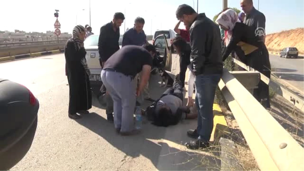 Kaza Yapan Motosiklet Sürücüsünü Sağlık Çalışanı Teselli Etmeye Çalıştı