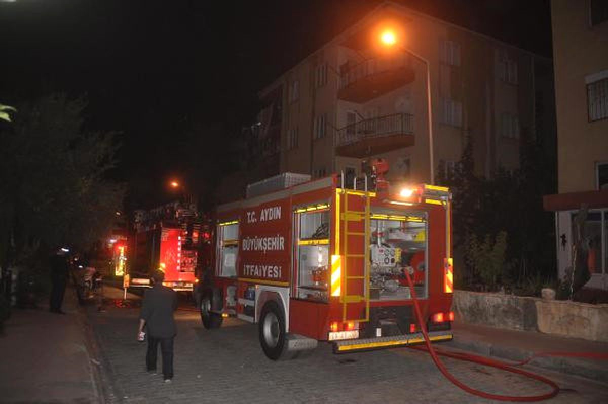 Kuşadası\'nda 5 Katli Binanın Çatısında Yangın