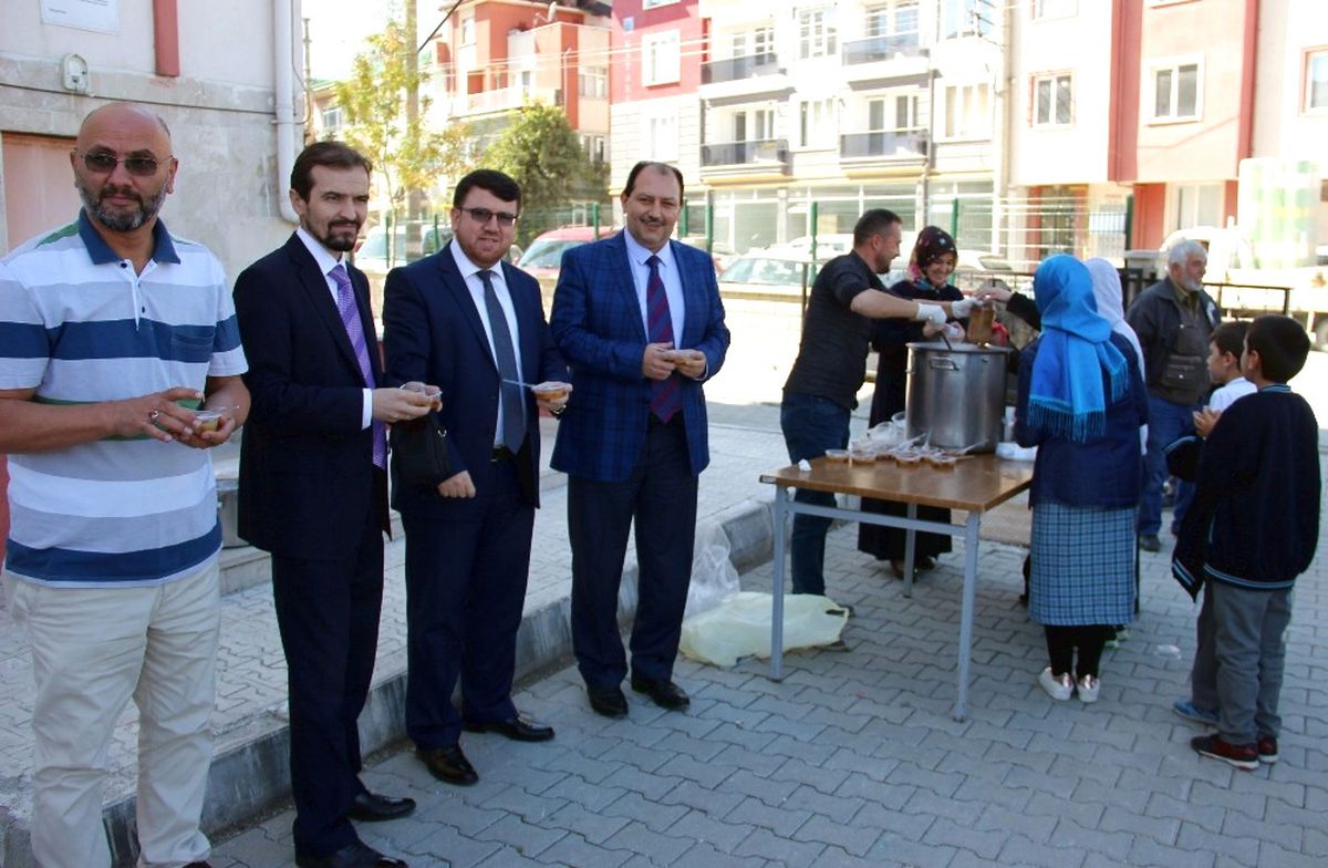 Kütahya Şule Mete Tetik İmam Hatip Ortaokulu\'ndan Aşure İkramı