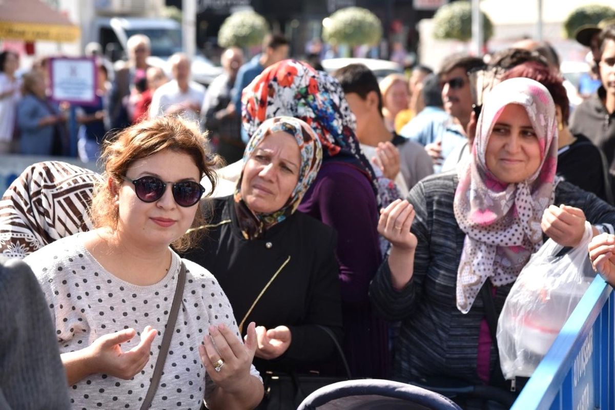 Manisa\'da 10 Bin Kişilik Aşure Dağıtıldı