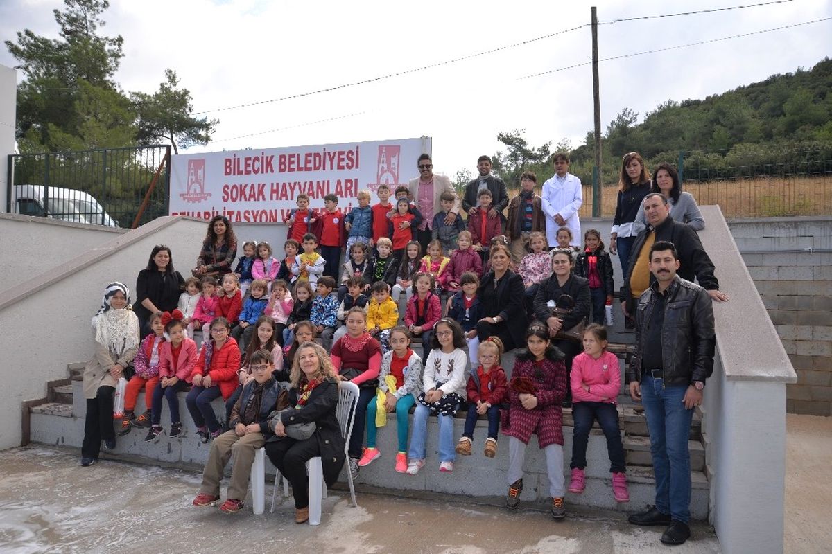 Minik Öğrencilerden Sokak Hayvanları Tedavi ve Rehabilitasyon Merkezi Ziyareti