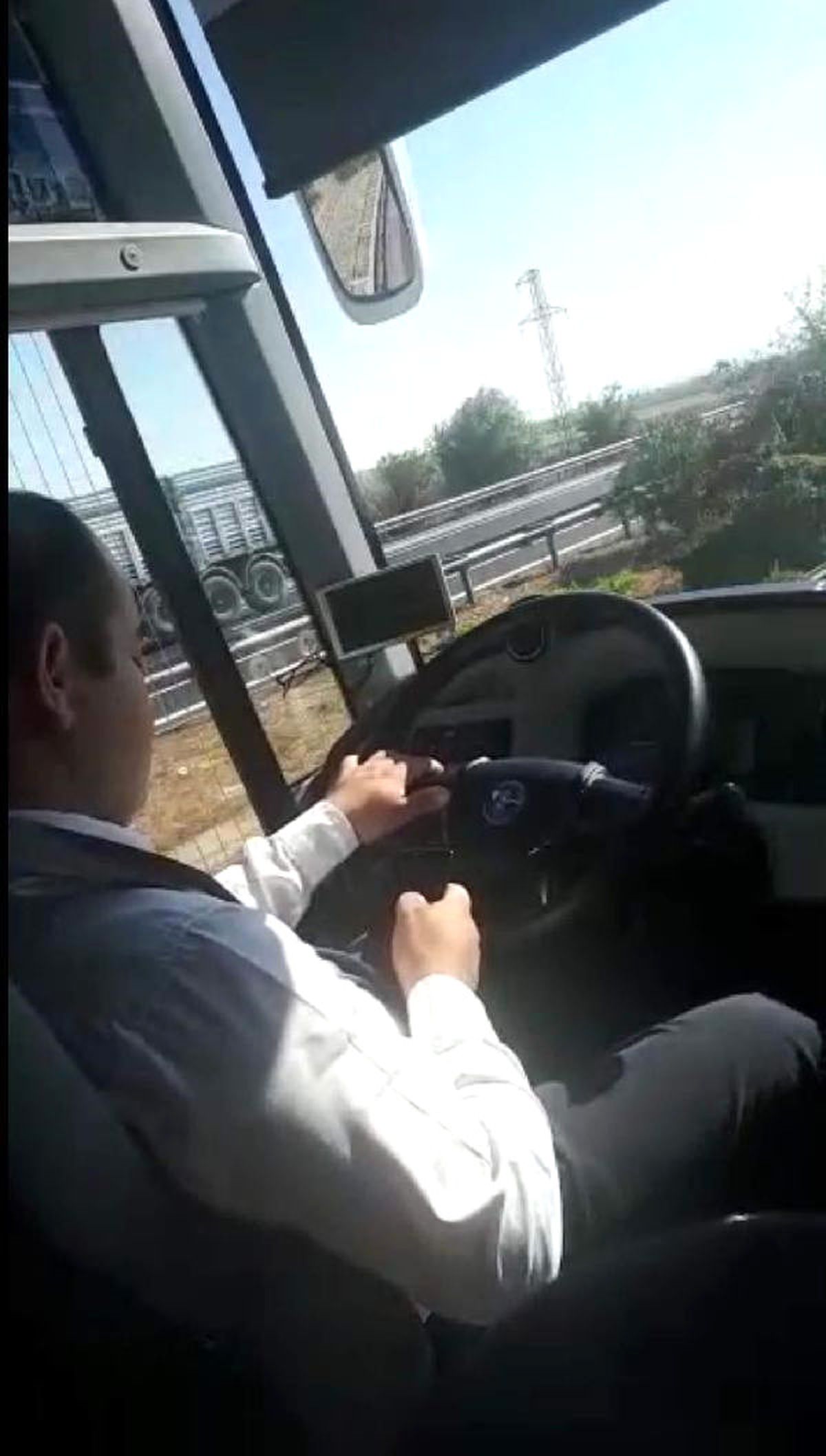 Otobüs Şoförüne Cep Telefonu Tepkisi