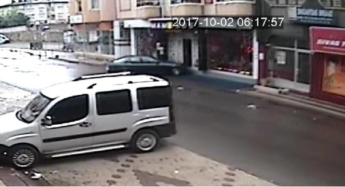 Otomobiliyle Çarptığı Dükkanın Kırılan Kapısını Kapatıp Gitti