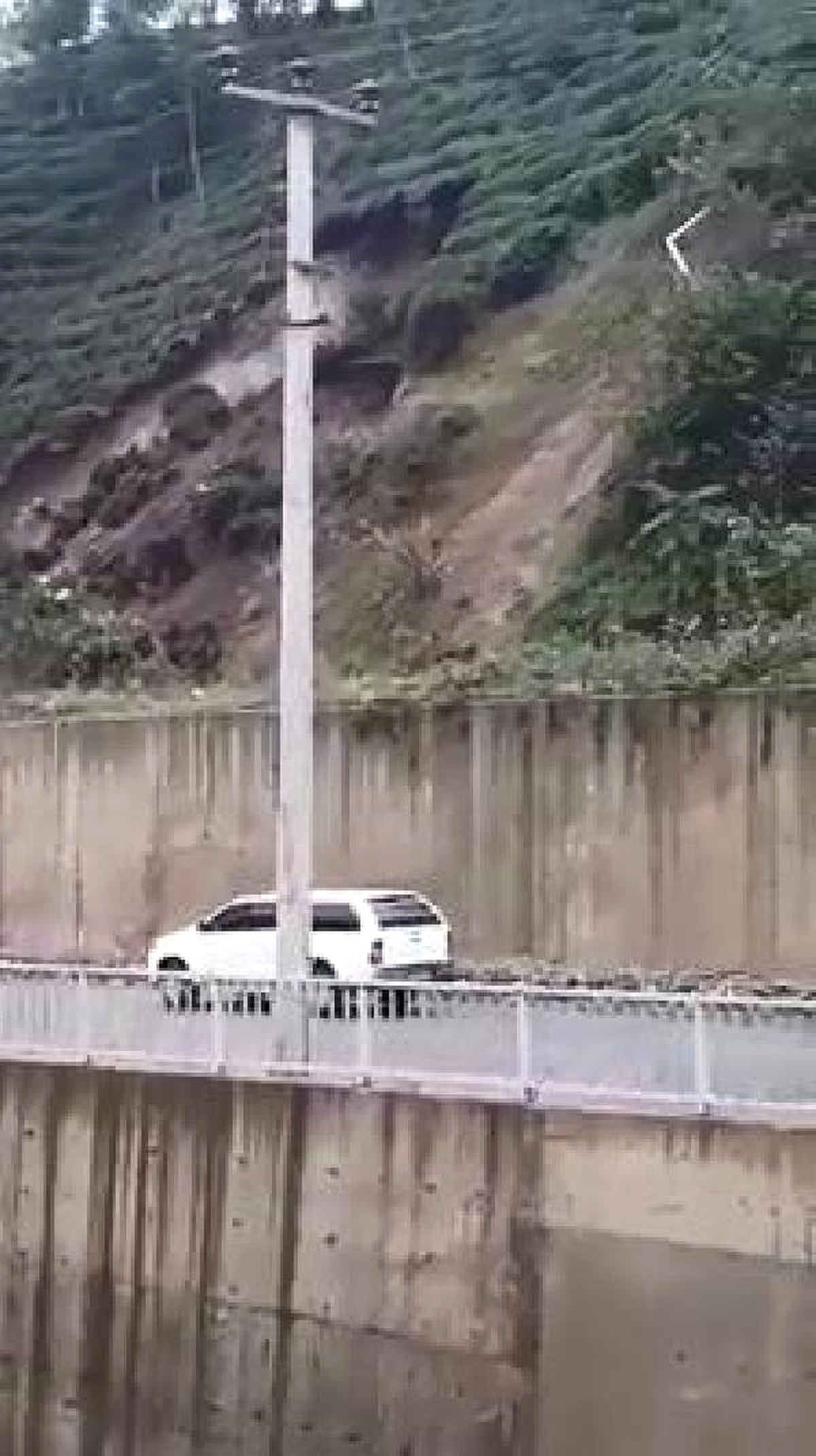 Rize\'de Heyelanda Kapısı Toprakla Kapanan Eve Pencereden Giriliyor (3)