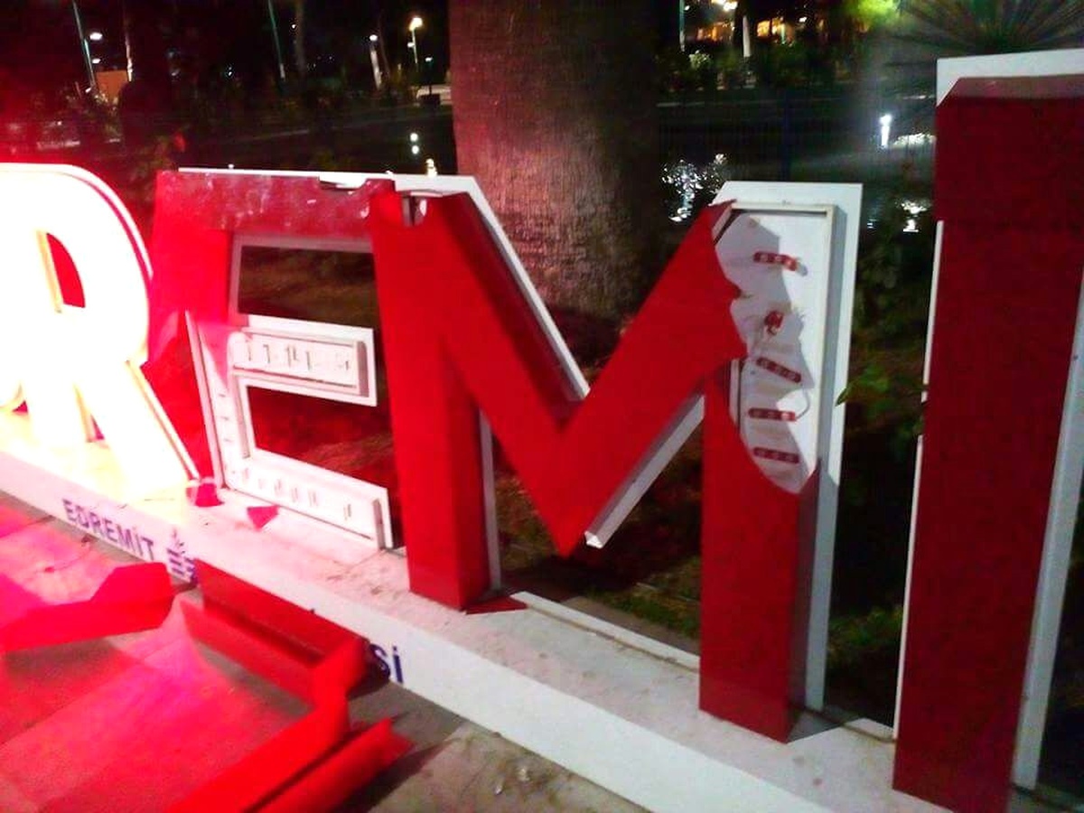 Şehir Magandaları Turistler İçin Yapılan Işıklı Logo Yazıyı Parçaladı