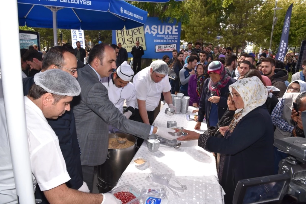 Selçuklu Gençlik Meclisi\'nden Öğrencilere Aşure İkramı