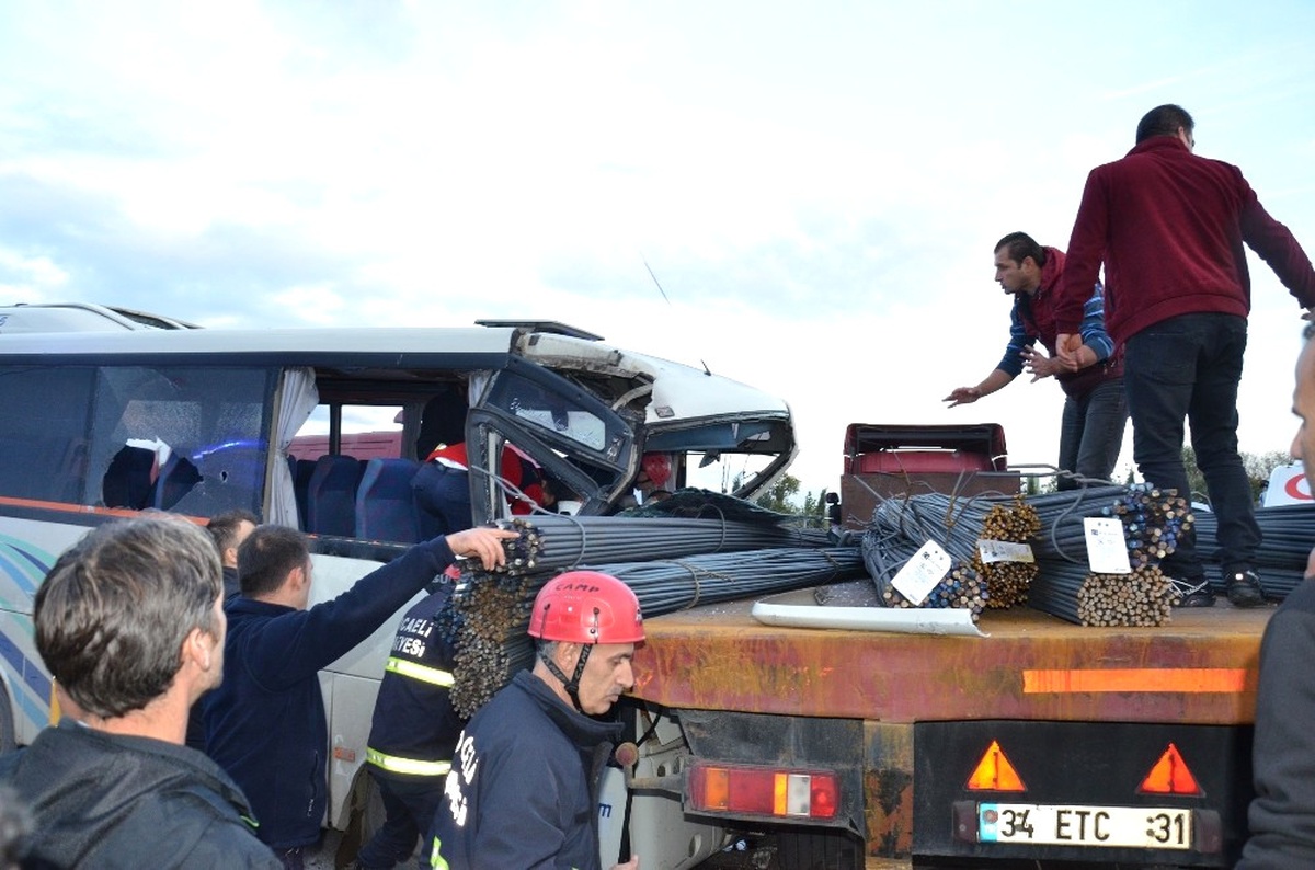 Servis Minibüsü Demir Yüklü Tıra Çarptı: 14 Yaralı