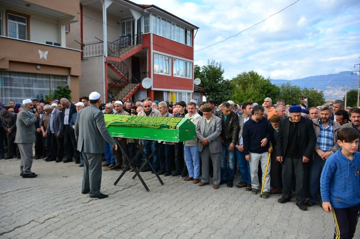 Sokak Ortasında Öldürülen Kadın Toprağa Verildi