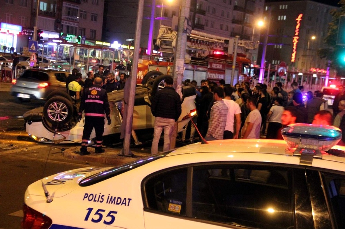 Takla Atan Aracı Gören Meraklı Vatandaşlar Kaza Yerinde Toplandı
