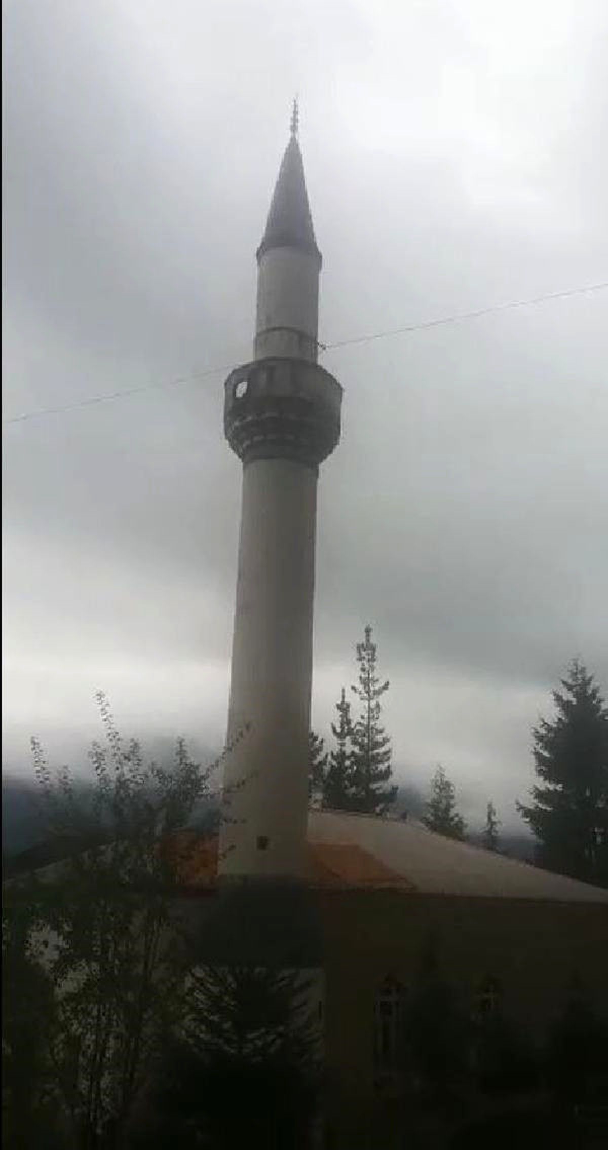 Trabzon\'da Minarenin Yıkılma Anı Kamerada