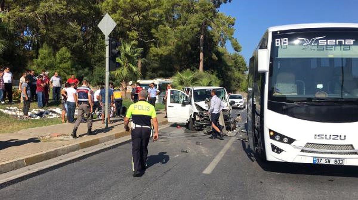 Tur Minibüsü Kaza Yaptı: 4 Yaralı