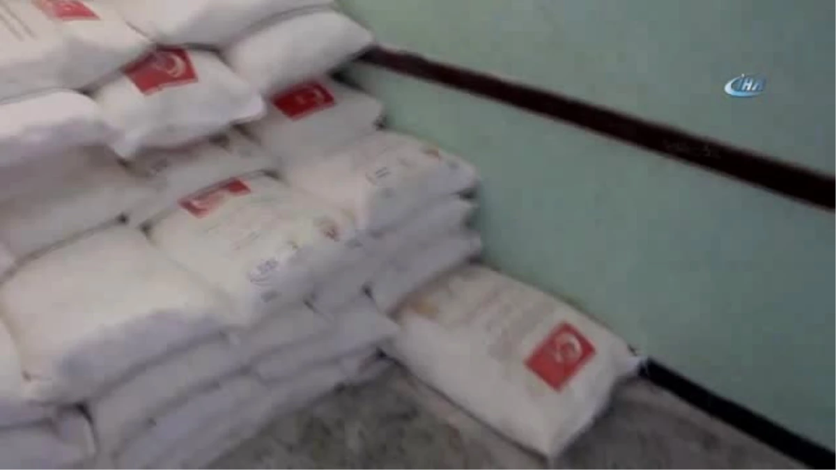Türk Kızılayı Yemen\'in Taiz Kentinde Gıda Yardımı Dağıttı