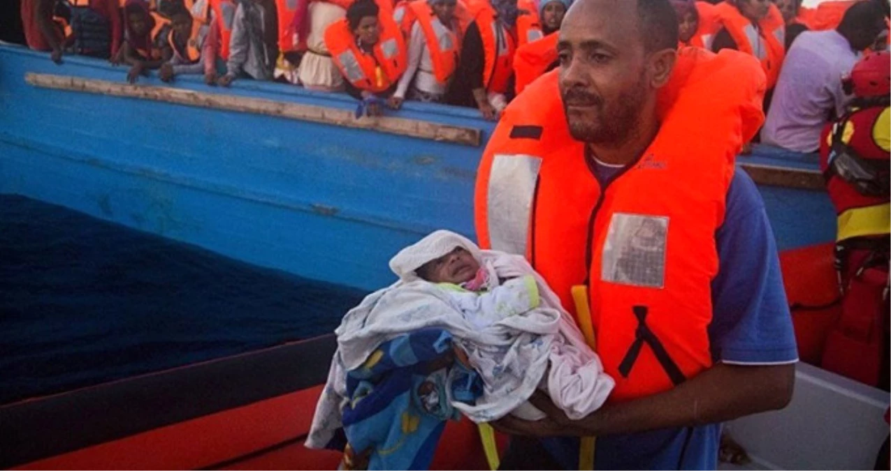 Türk Şirketine Ait Gemi, Akdeniz\'de Sürüklenen 75 Göçmeni Kurtardı