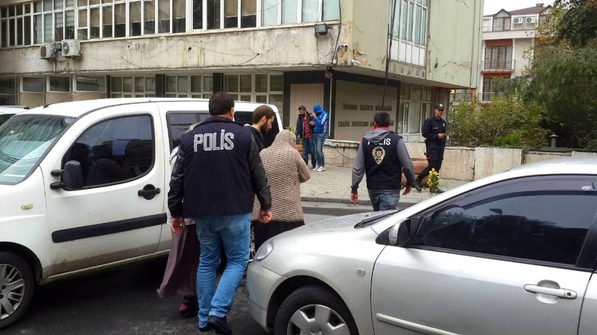 90 Suç Kaydı Olan Kapkaç Çetesi Üyeleri Kaza Yapınca Yakayı Ele Verdi