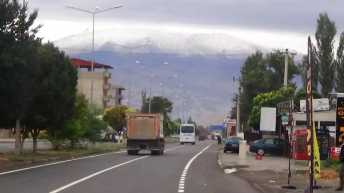 Ağrı Dağı\'nın Zirvesi Beyazlaşıyor