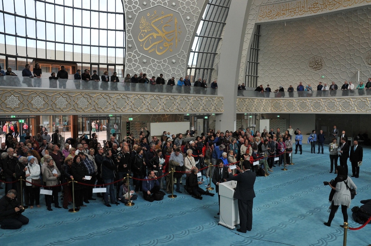 Almanya\'da Camiler Ziyaretçi Akınına Uğradı