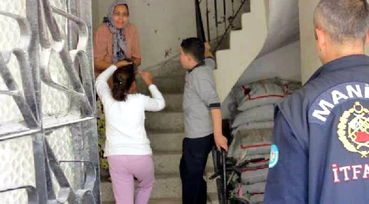 Apartman Boşluğuna Düşen Yavru Kediyi İtfaiye Kurtardı