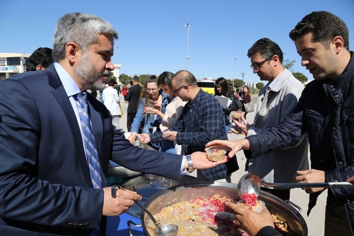 Asü Öğrencilere Aşure İkram Etti