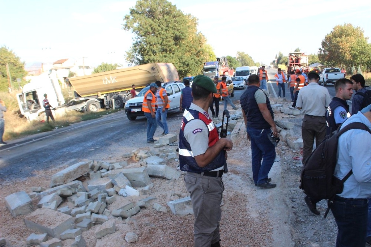 Aydın\'da Trafik Kazası, Karşı Yönden Gelen Olmaması Faciayı Önledi