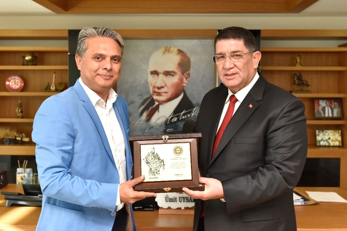 Başkan Uysal\'a Dere\'den Teşekkür Plaketi