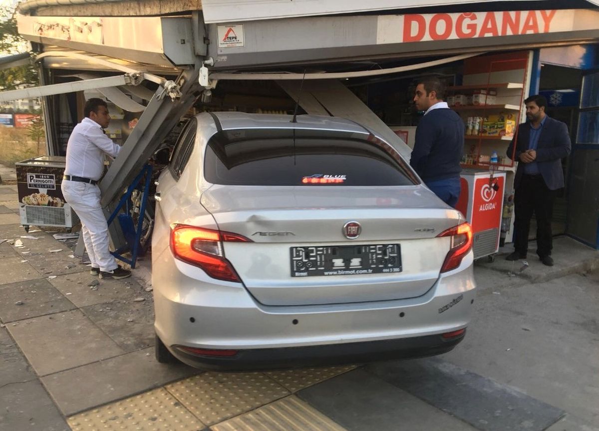 Başkent\'te Otomobil Büfeye Girdi