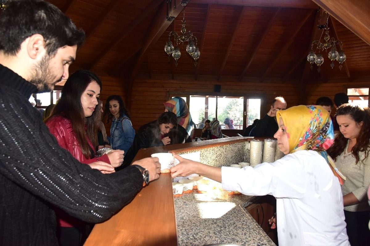 Bilecik Belediyesi Öğrenci Otağı\'nda Ücretsiz Çay ve Çorba İkramı