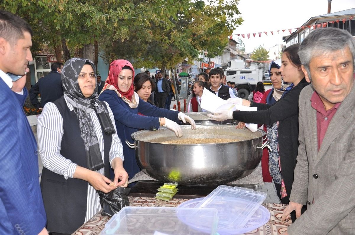 Bulanık Belediyesinden 5 Bin Kişiye Aşure
