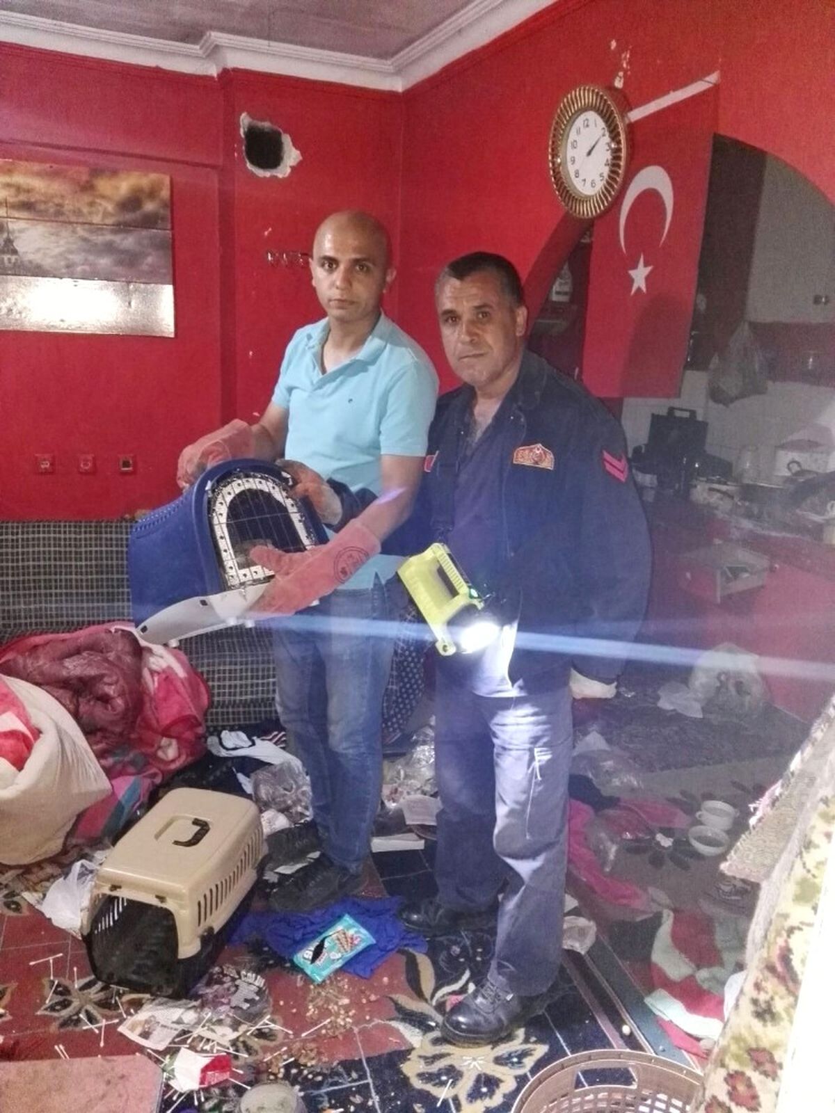 Bursa\'da Kedi Kurtarma Operasyonu