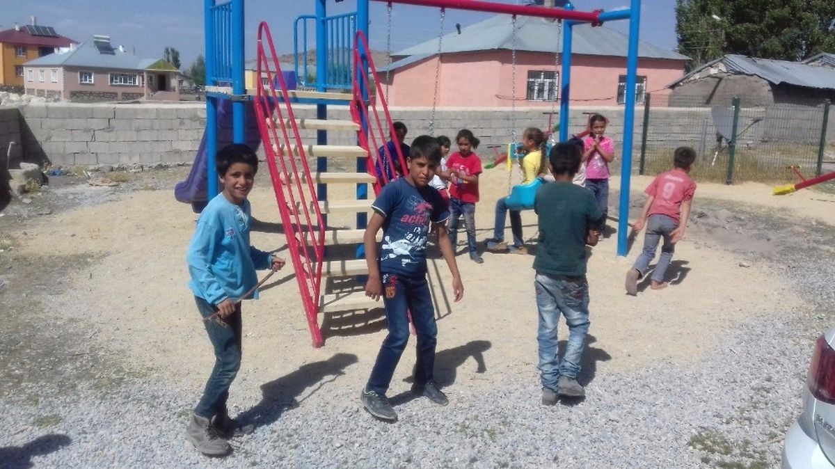 Çaldıran\'da 20 Çocuk Eğlence Parkı Hizmete Sunuldu