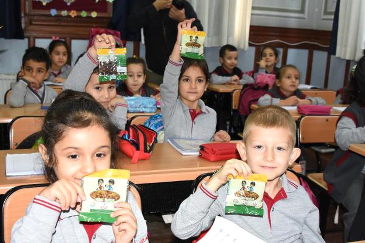 Edirne\'de Öğrencilere Kuru Üzüm Dağıtıldı