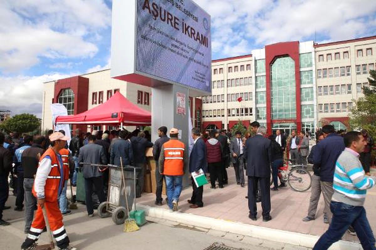 Erciş\'te 3 Bin Kişiye Aşure Dağıtıldı