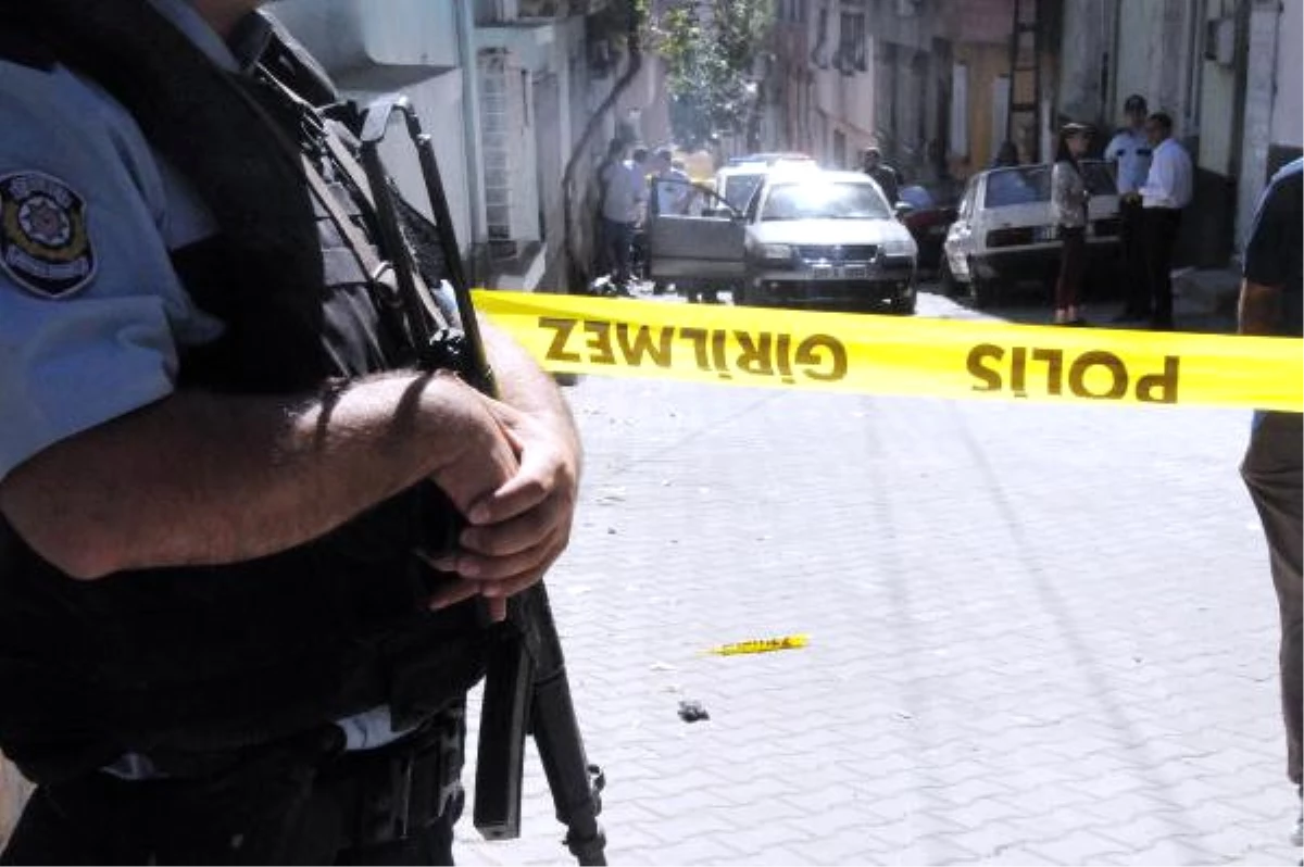 Gaziantep\'te Otomobile Av Tüfeği ile Ateş Açıldı: 1 Ölü, 1 Yaralı