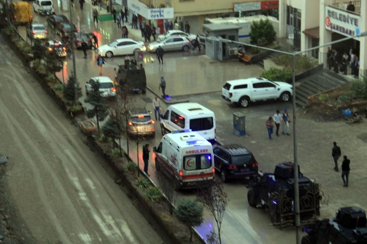 Hakkari\'de Polis Noktasına Yıldırım Düştü: 2\'si Polis 3 Yaralı
