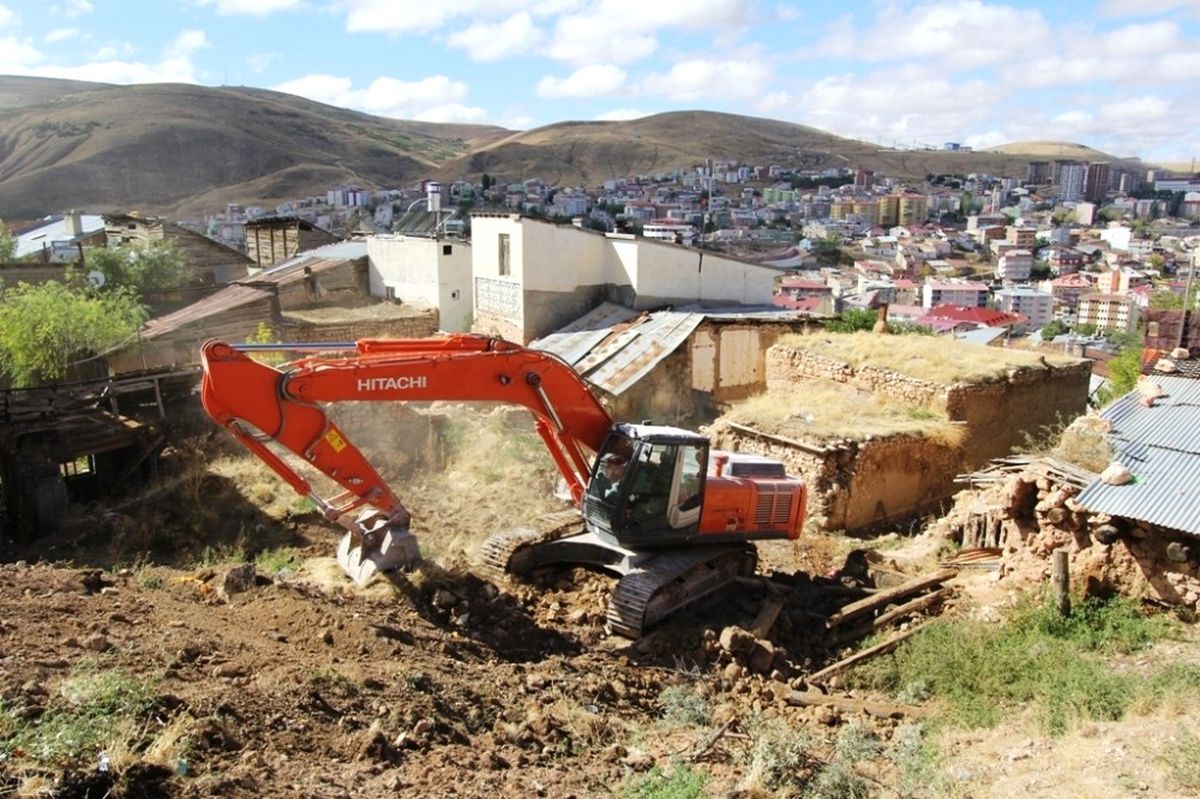 Harabe Binaların Yıkım Çalışmaları Devam Ediyor