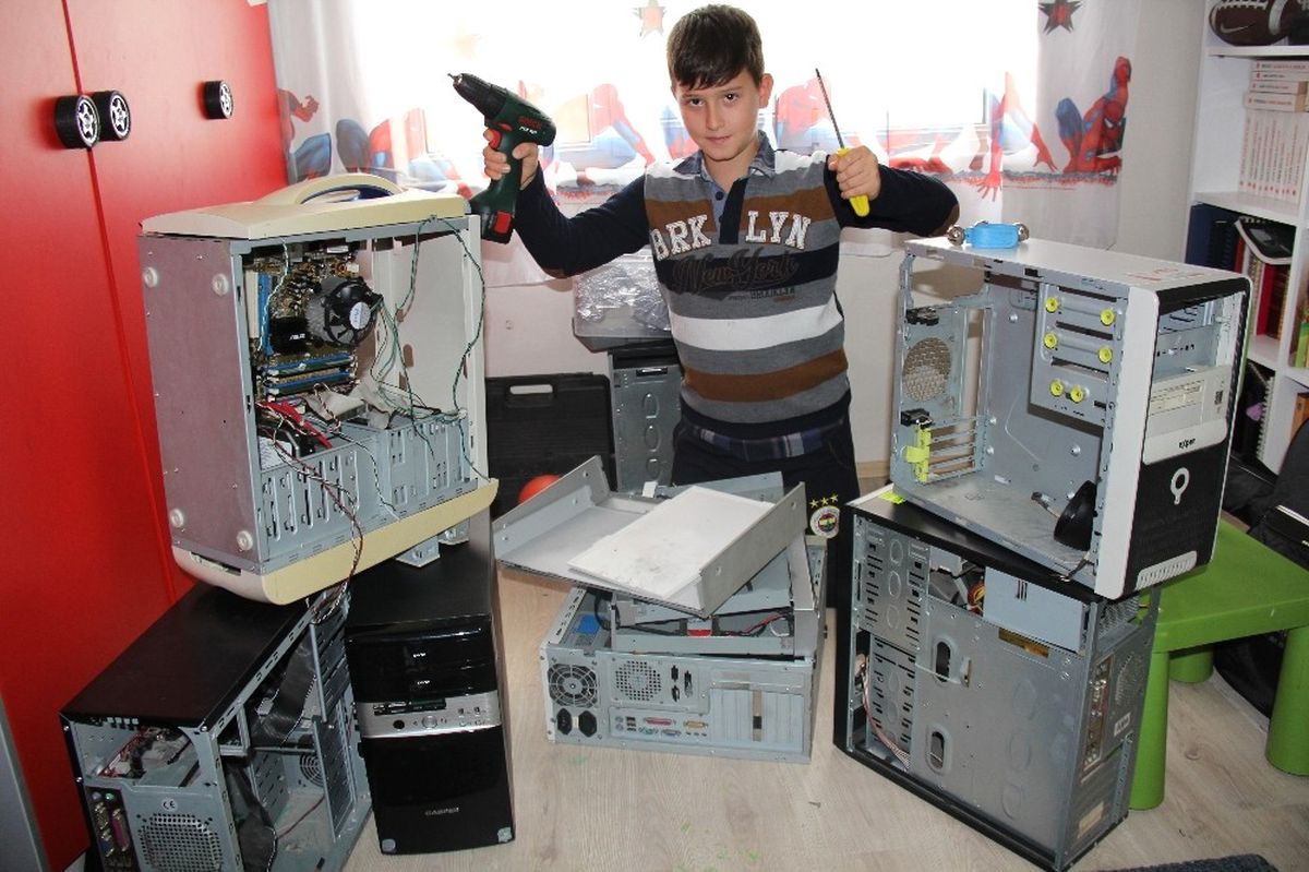 İlköğretim Öğrencisinin 4 Yaşında Başlayan Merakı Odasını Tamir Atölyesine Çevirdi