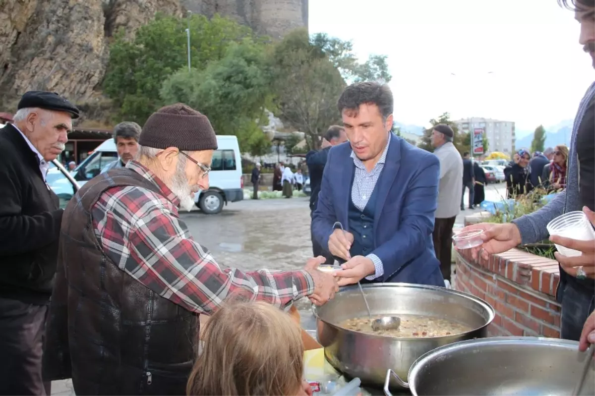 İşadamı Fuat Demir, 2 Bin Kişiye Aşure İkram Etti