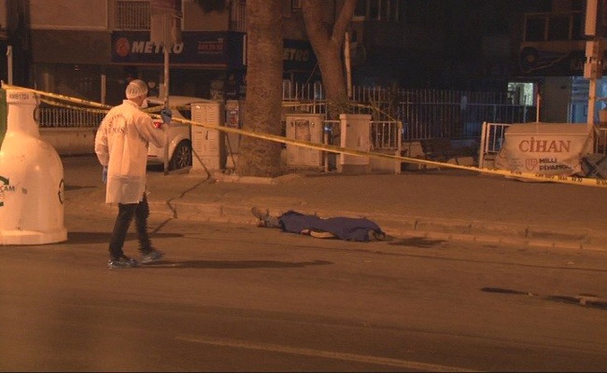 İzmir\'de Bıçaklı Kavga: 1 Ölü, 1 Ağır Yaralı
