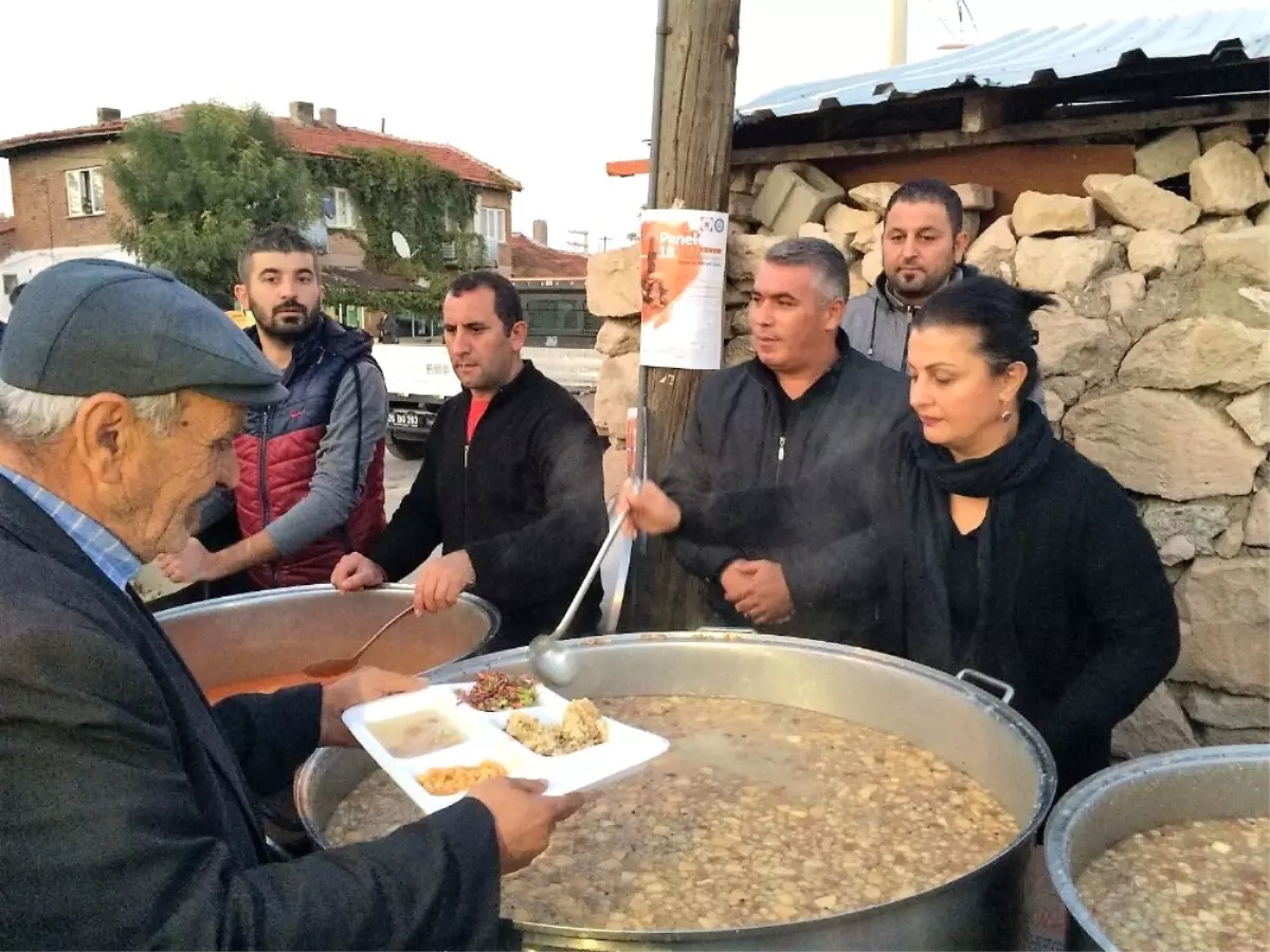 Kadın Kolları Başkanı Kahya, Karatepelilerin Aşure Dağıtımına Katıldı