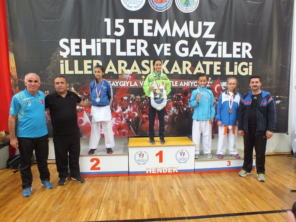 Kağıtsporlu Kareteciler Sakarya\'dan 12 Madalya ile Döndü