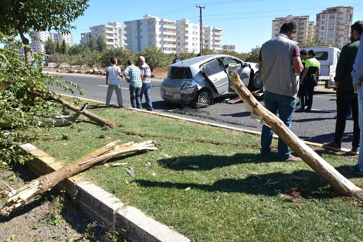 Kontrolden Çıkan Otomobil Refüje Çarptı: 1 Yaralı