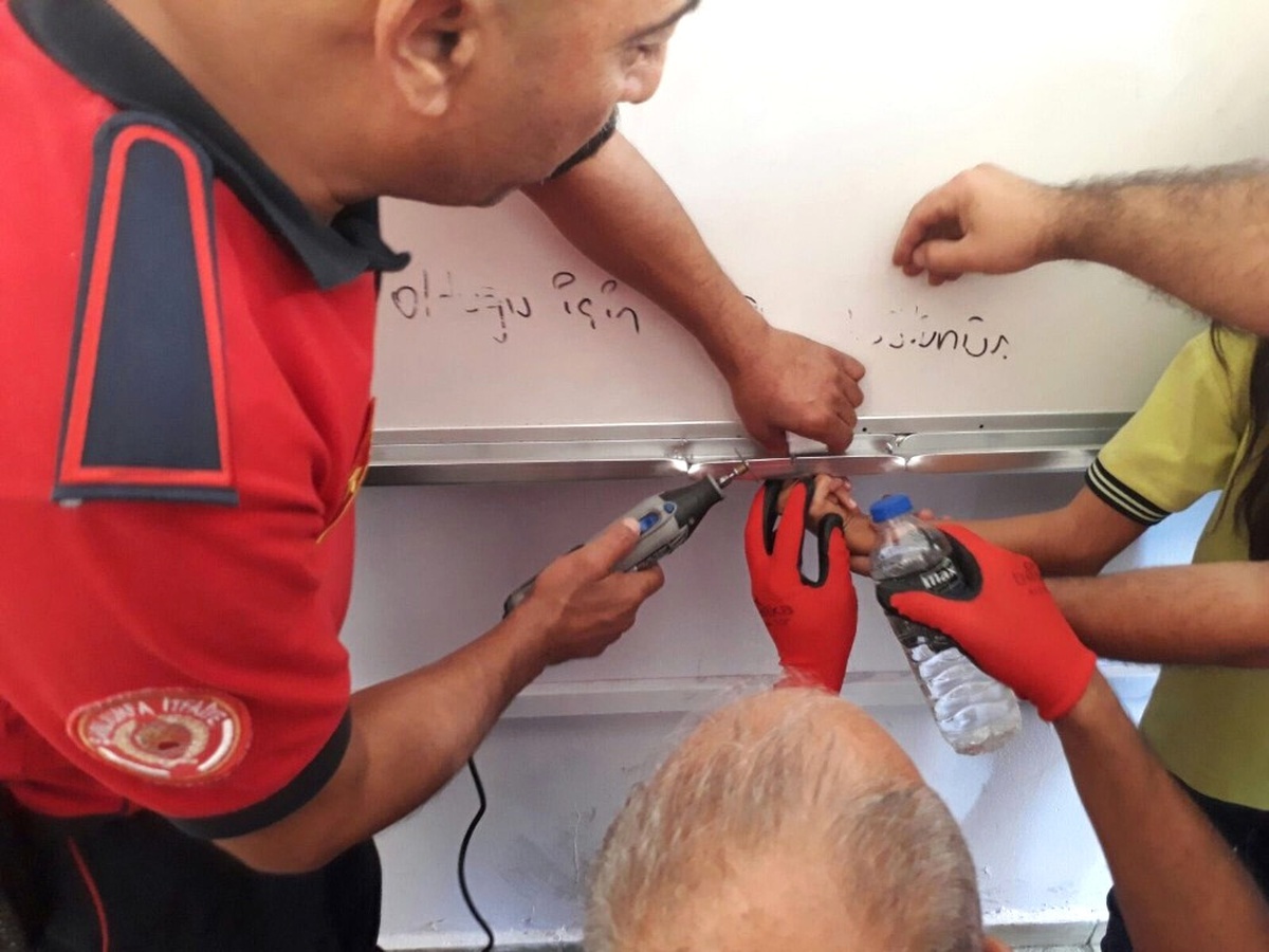 Öğrencinin Parmağı Yazı Tahtasının Metal Bölümüne Sıkıştı